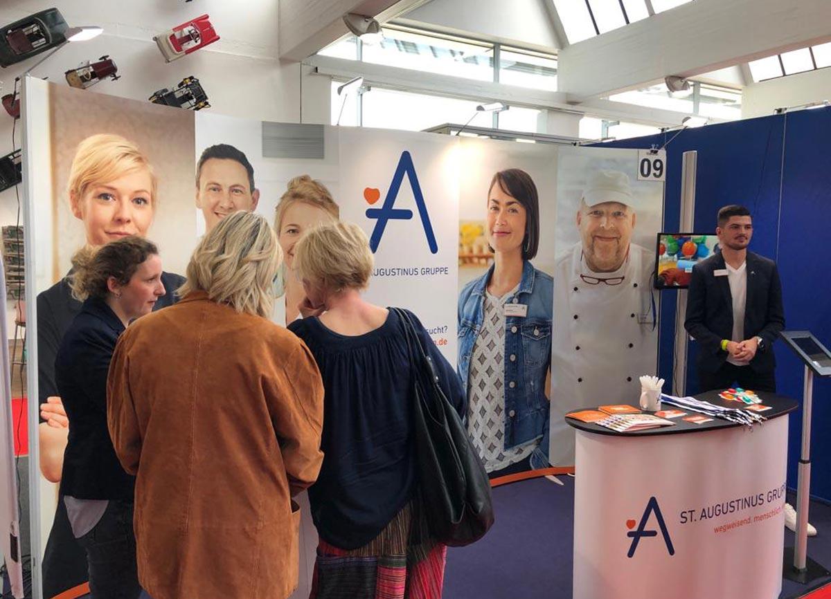 Messerstand auf einer Jobmesse.